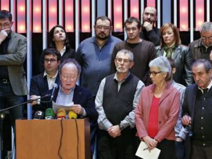 Joan Francesc Mira interviene en el acto de ACPV contra la suspensi&oacute;n de las emisiones de R&agrave;dio Catalunya.