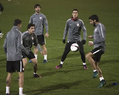 Jugadores del Athletic durante el entrenamiento para preparar el partido.
