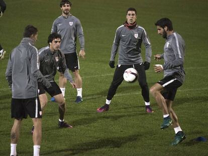  Jugadores del Athletic durante el entrenamiento para preparar el partido.