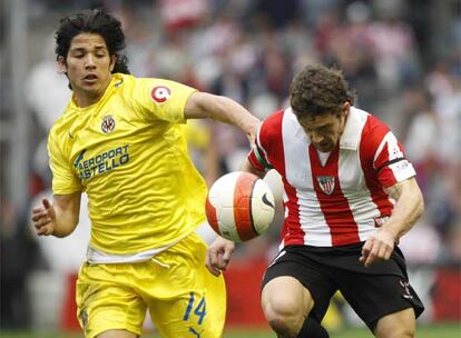 Matías Fernández y Koikili corren a por el balón.