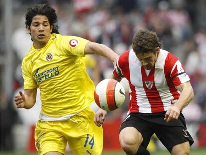 Matías Fernández y Koikili corren a por el balón.