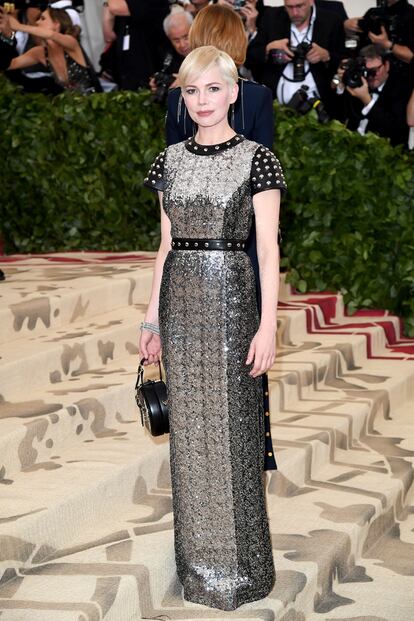 Michelle Williams, fiel a Louis Vuitton, perteneció al grupo de invitados que no quiso introducirse de lleno en la temática de la noche.