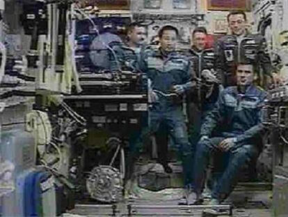 Kaleri, Lu, Foale, Duque y Malechenko (sentado) hablan ayer con el centro de control desde la Estación Espacial.