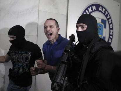 El portavoz de Aurora Dorada, Ilias Kasidiaris, llevado por la policía griega.