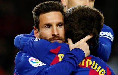 Messi y Riqui Puig se abrazan tras el gol del Barça.