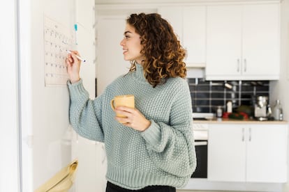 Una mujer mirando un calendario