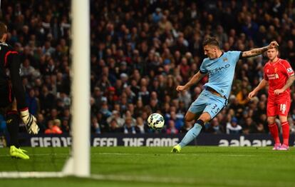 Jovetic dispara para marcar el primer gol ante Alberto Moreno.