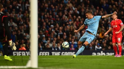 Jovetic dispara para marcar el primer gol ante Alberto Moreno.