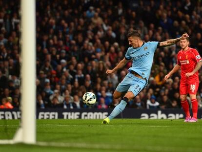 Jovetic dispara para marcar el primer gol ante Alberto Moreno.