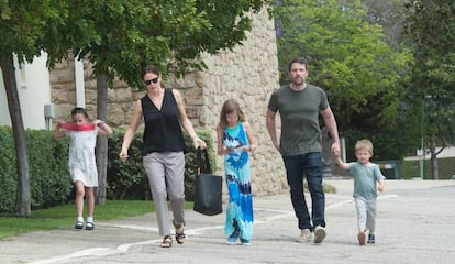 Jennifer Garner y Ben Affleck, junto a sus tres hijos, el pasado abril.