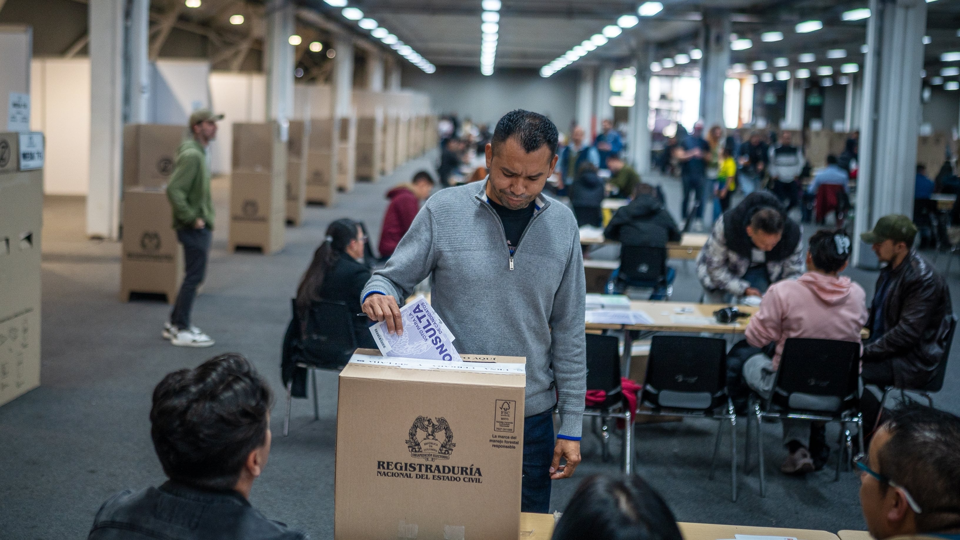Un hombre vota en Corferías, en Bogotá, este domingo.