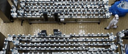 Vista de una fábrica de Leche Pascual, la cadena de producción de envasado.