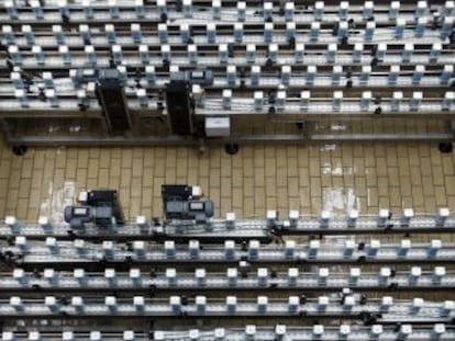 Vista de una fábrica de Leche Pascual, la cadena de producción de envasado.