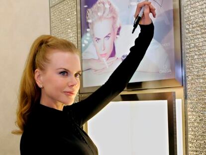 La actriz australiana Nicole Kidman ha firmado y donado relojes de la colección Omega Constellation para recaudar fondos para UNIFEM (Fondo de Desarrollo para la Mujer). El acto benéfico se ha celebrado en la tienda que la firma de relojes tiene en Nueva York.