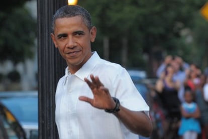 Barack Obama saluda, a la salida de una heladería, el día del padre, el mismo día que <i>tuiteó</i> por primera vez.