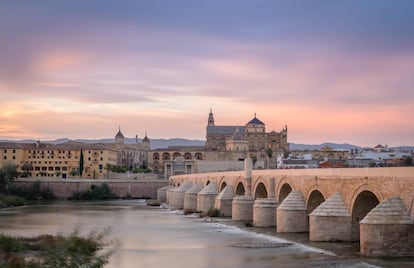 Atardecer en Córdoba, con el puente romano sobre el Guadalquivir, en primer término, y la mezquita-catedral, al fondo.