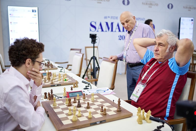 Ivanchuk (derecha) durante los últimos minutos de su partida contra Fabiano Casruana en la 4ª ronda de la Olimpiada, este sábado en Samarcanda, ante la mirada del célebre Alexánder Beliavski, capitán de la selección de Ucrania