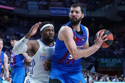 Mirotic protege la pelota ante Yabusele durante el tercer partido de la final de la ACB el pasado viernes en el Wizink Center.