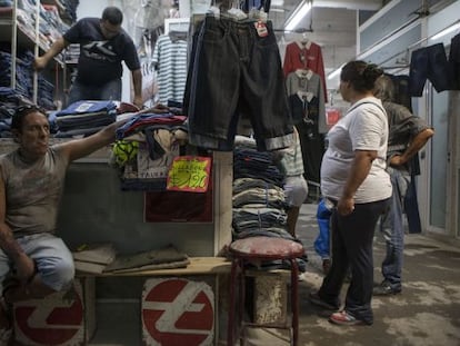 Puestos de venta de ropa en el mercado La Salada.