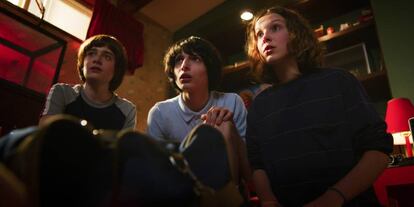 Noah Schnapp, Finn Wolfhard e Millie Bobby Brown, na terceira temporada de 'Stranger Things'.