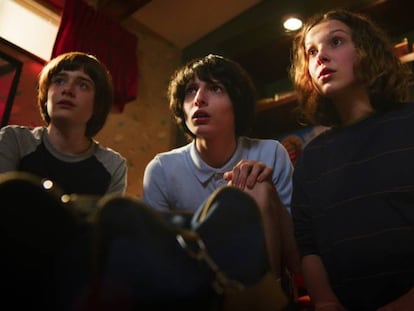 Noah Schnapp, Finn Wolfhard e Millie Bobby Brown, na terceira temporada de 'Stranger Things'.