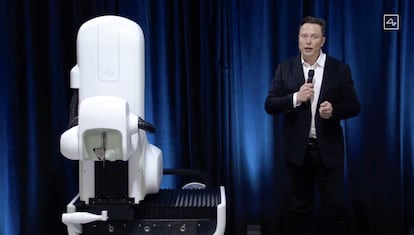 Elon Musk en una transmisión en vivo junto al robot quirúrgico que colocaría los implantes, en agosto de 2020.