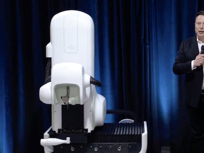 Elon Musk in a live broadcast with the surgical robot that would place the implants, in August 2020.