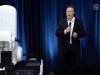Elon Musk en una transmisión en vivo junto al robot quirúrgico que colocaría los implantes, en agosto de 2020.