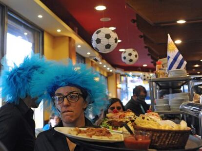 Un restaurante en Montevideo, durante el Mundial. 