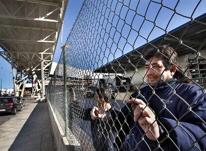 Dos trabajadores de una de las empresas suministradoras de Ford, ante el túnel por el que llegan los componentes a la factoría.