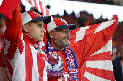 Seguidores del Atlético de Madrid esperan que empiece el partido.