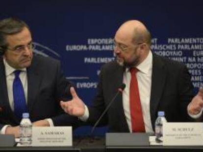 El primer ministro de Grecia, Antonis Samarás (izq), y el presidente del Parlamento Europeo, Martin Schulz, dan una rueda de prensa en el Parlamento Europeo en Estrasburgo (Francia). EFE/Archivo