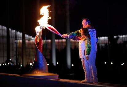 Irina Rodniná y Vladislav Tretiak, son los encargados de encender el pebetero olímpico.