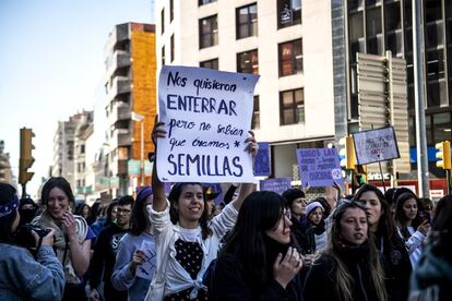 El centro de la ciudad de Girona ha queda colapsado por la manifestación feminista. En la imagen, una joven muestra un cartel con el lema "Nos quisieron enterrar pero no sabían que éramos semillas".