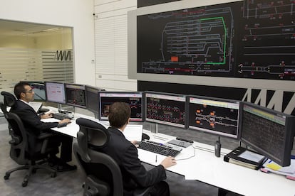 Dos operarios en la sala de control del metro de Málaga.