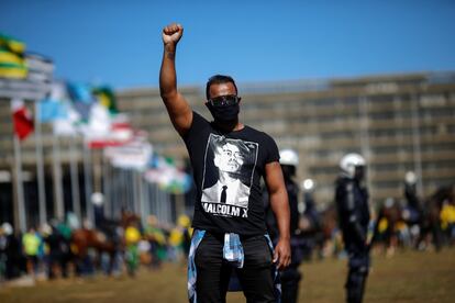 Manifestante durante protesto antirracista em Brasília