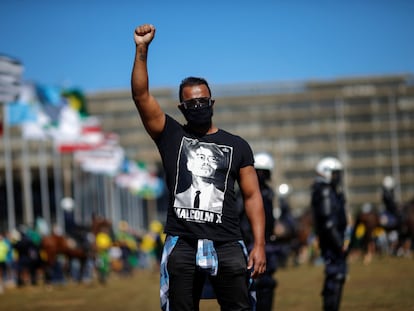 Manifestante durante protesto antirracista em Brasília