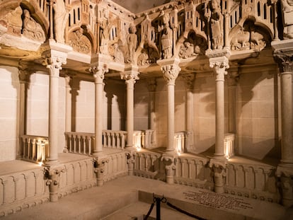 Reconstrucción parcial del desparecido coro pétreo de Mateo que se exhibe en el museo de la catedral de Santiago.