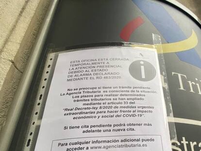 Oficina de la Agencia Tributaria cerrada al público por la pandemia.