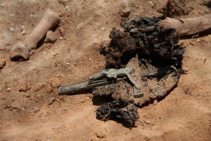 Crucifijo hallado en la fosa de Gumiel de Izán (Burgos). Los investigadores creen que podría corresponder a "un cura rojo".