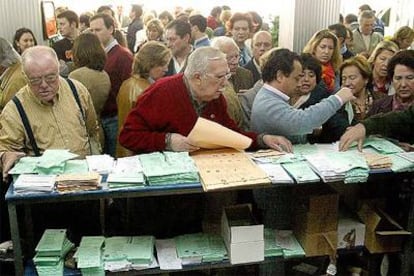 Colas de votantes en un colegio electoral de Sevilla en las elecciones del 14 de marzo de 2004.