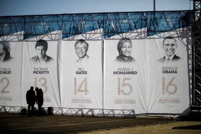 Una pancarta del ex presidente estadounidense Barak Obama y otros oradores anuales antes de su discurso para la Conferencia Anual Nelson Mandela 2018 fuera del estadio de cricket Wanderers en Johannesburgo.