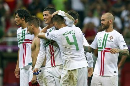 Los jugadores de Portugal felicitan a Ronaldo.