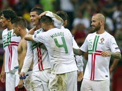 Los jugadores de Portugal felicitan a Ronaldo.