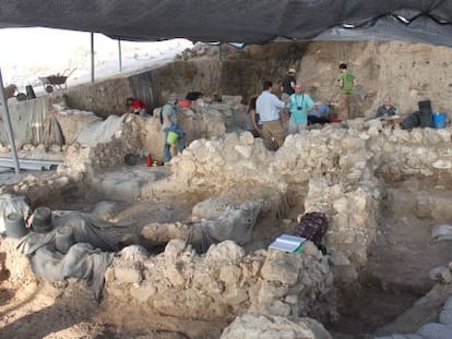 Arqueólogos en el área donde se han localizados los restos de la ciudad de Gat.