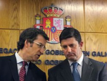 Feij&oacute;o, en la toma de posesi&oacute;n del delegado de Gobierno en Galicia, Samuel Ju&aacute;rez Casado (derecha).