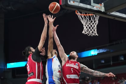 Desde la izquierda Goga Bitadze, Zaccharie Risacher y Alexander Mamukelashvili en acción durante el partido, este domingo.