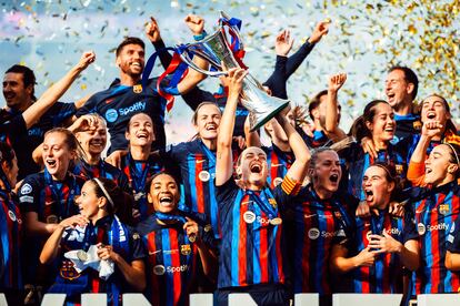 Las jugadoras del FC Barcelona celebran la Champions en Eindhoven (Alemania) tras haber vencido a Vfl Wolfsburg, el 2 de junio.
