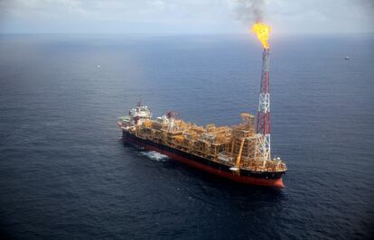 Plataforma petrolera flotante de Kaombo norte, cercana a la costa de Angola, vista desde un helicóptero.