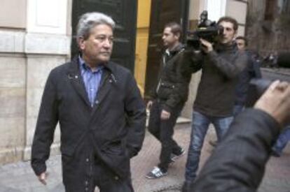 Vicente Sánchez, ex director general de Tenedora de Inversiones y Participaciones -filial de la CAM-, a su salida esta tarde de la Audiencia Nacional, tras ser puesto en libertad después de declarar ante el juez Javier Gómez Bermúdez.